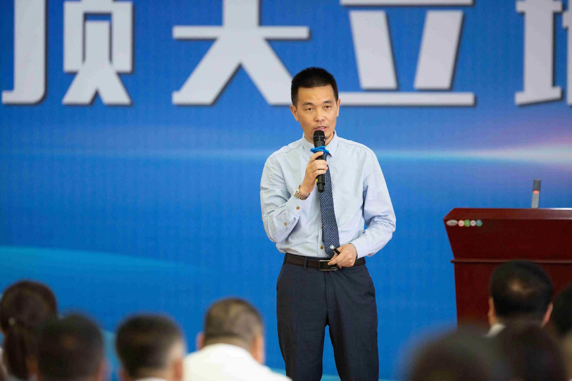 刘启正老师走进工商银行《顶天立地做中干》专题培训