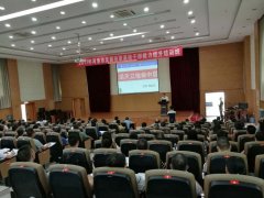 刘启正老师走进河池市发改委《顶天立地做中层》专题培训